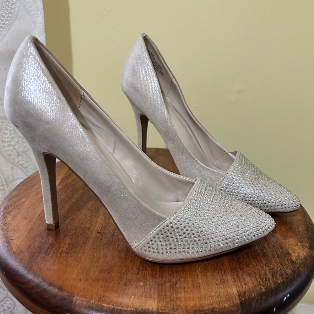 Brand new Women’s rhinestone pumps